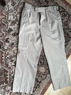 Tilley Endurables Different Drummer 32 x 32 (waist fits like 34) small repair
